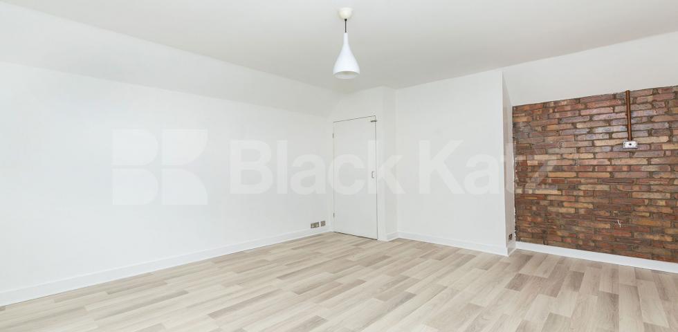 			SPACIOUS FAMILY HOME!, 3 Bedroom, 2 bath, 2 reception House			 Summers Lane, FINCHLEY